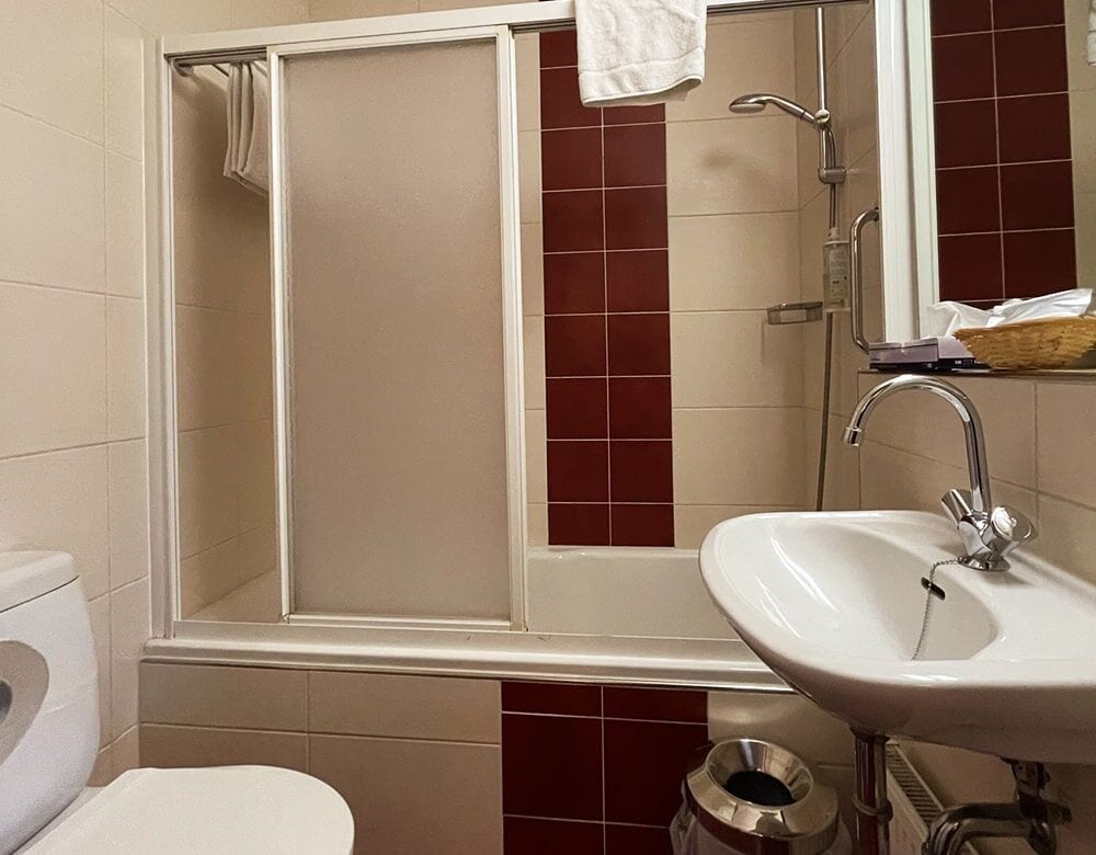 Double Loft Room with Canal View: private bathroom with a bathtub, shower screen and washbasin